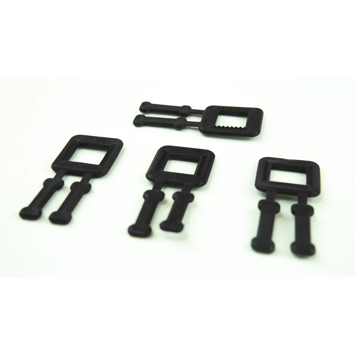 Detalle de las hebillas de plástico negro BUCKLES-4P para fleje de PP