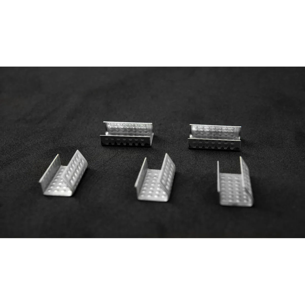 Detalle de las grapas de acero BUCKLES-12PP para fleje de 12 mm